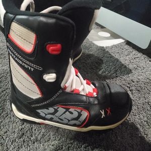 Youth size 5 snowboard boots